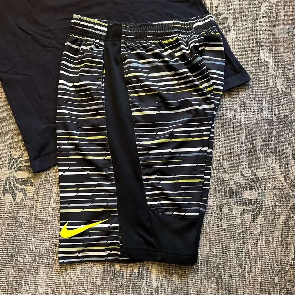 Nike World Traveler Tee & Dri-Fit Stripe Shorts Large